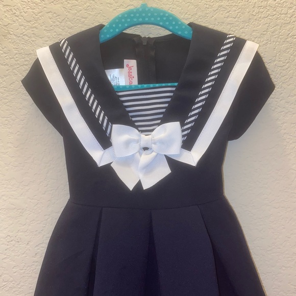BRAND NEW Navy & White Dress. Zips in the back and has a tie around the waist - Picture 5 of 16